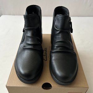 Clarks Women's Hearth Dove Black Pebble Leather Ankle Booties 7W runs long